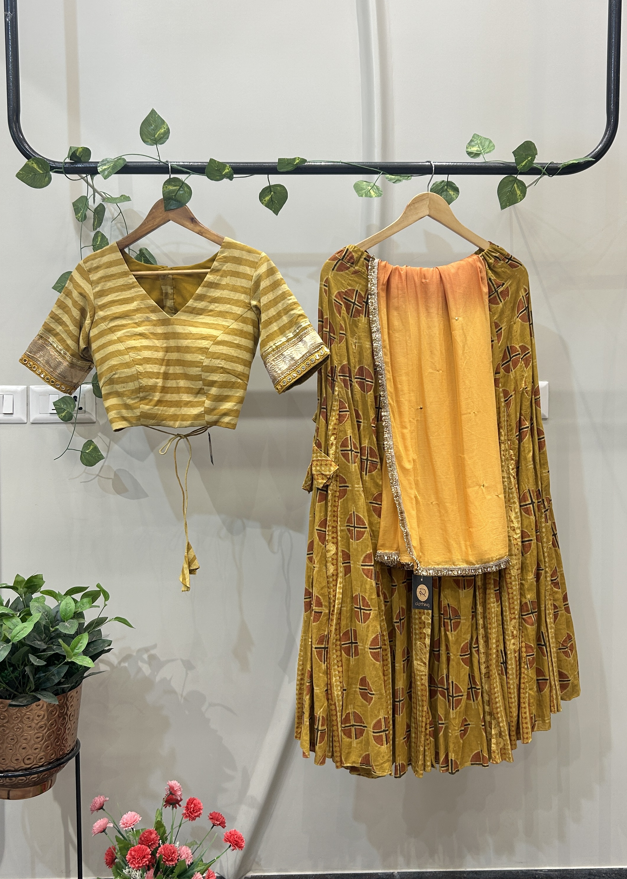 DEEP ORANGE & MUSTARD YELLOW